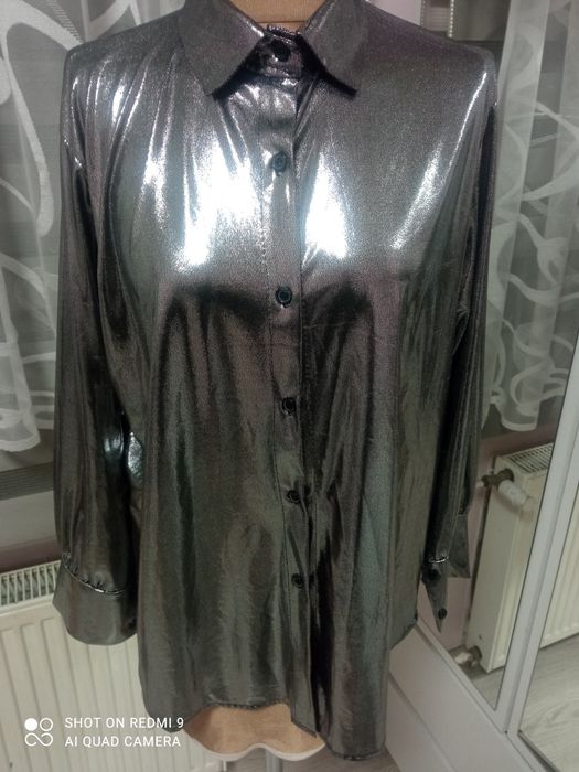 Piękna metaliczna srebrna koszula