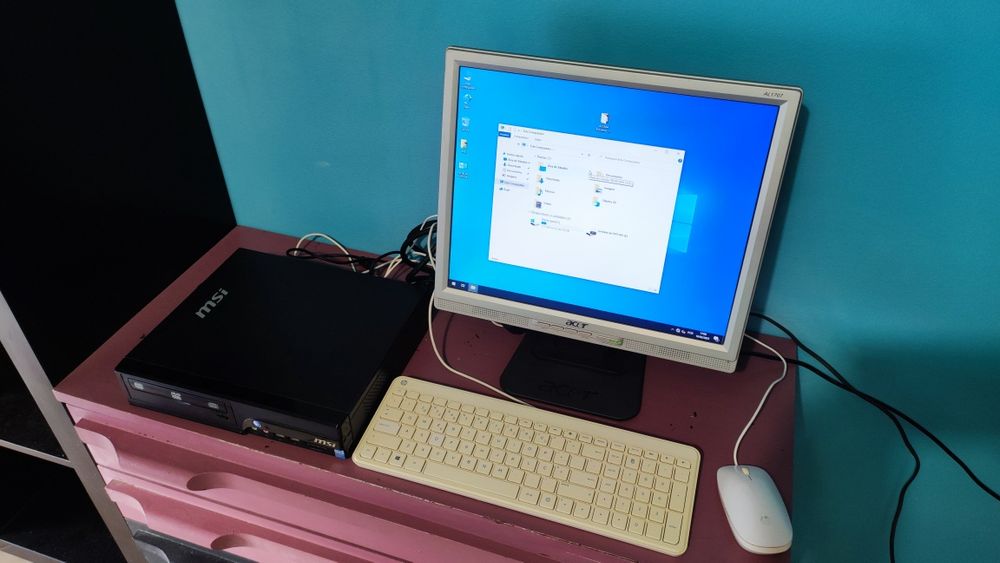 Computador MSI com monitor