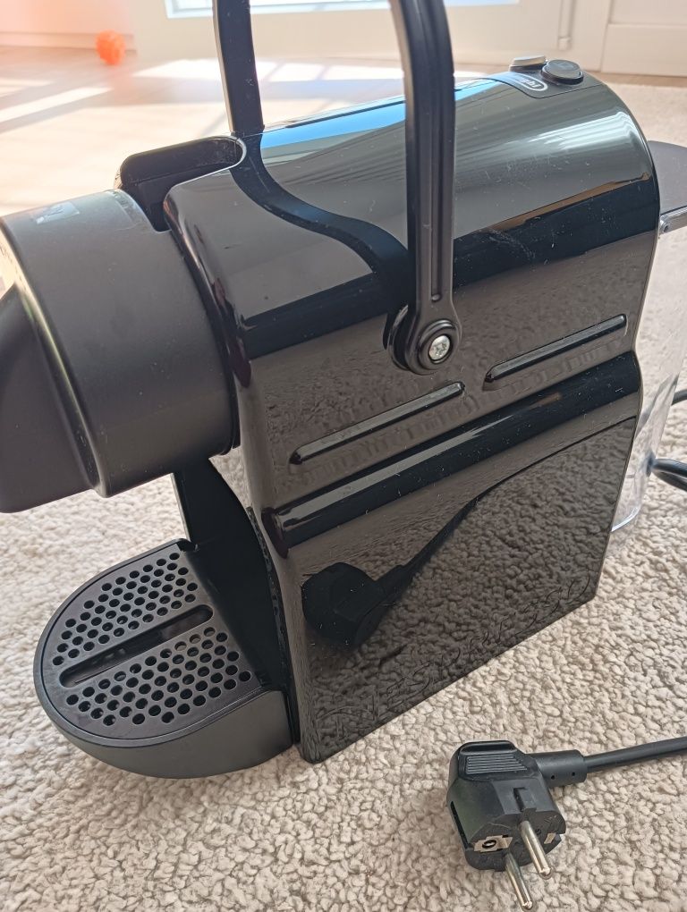 Maquina de café nespresso DeLonghi	A funcionar*