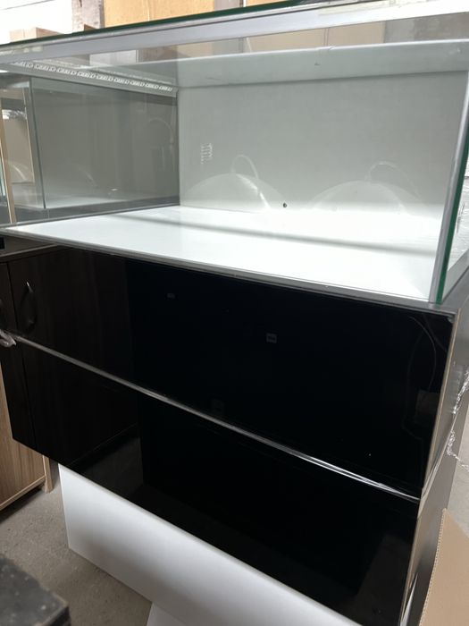 Продаж ювелірних вітрин