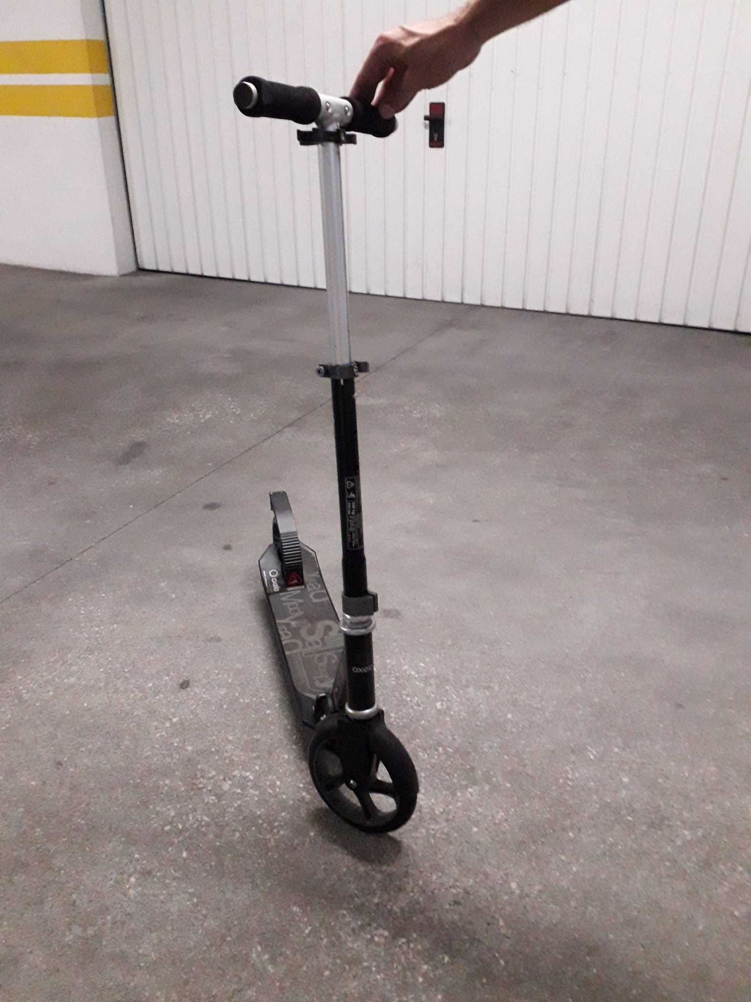 Trotinete para Criança com guiador extensível e capacete
