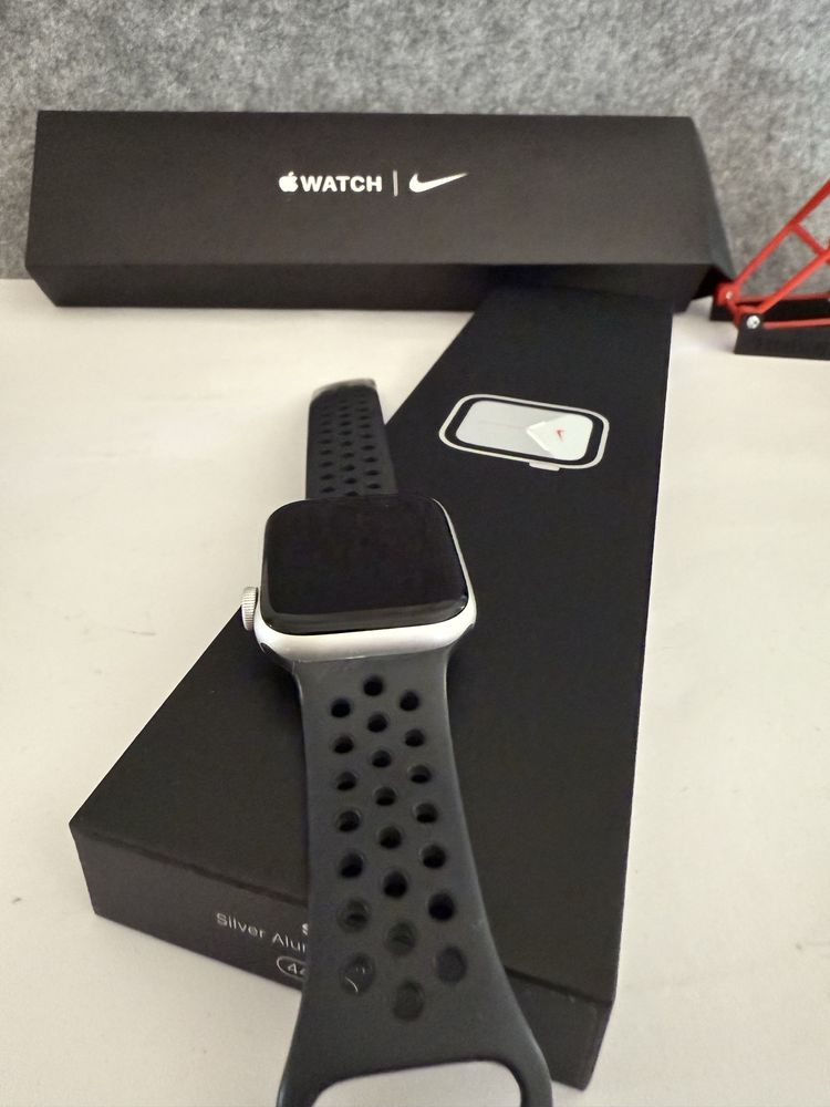 Apple Watch SE Versão Nike 44mm Silver