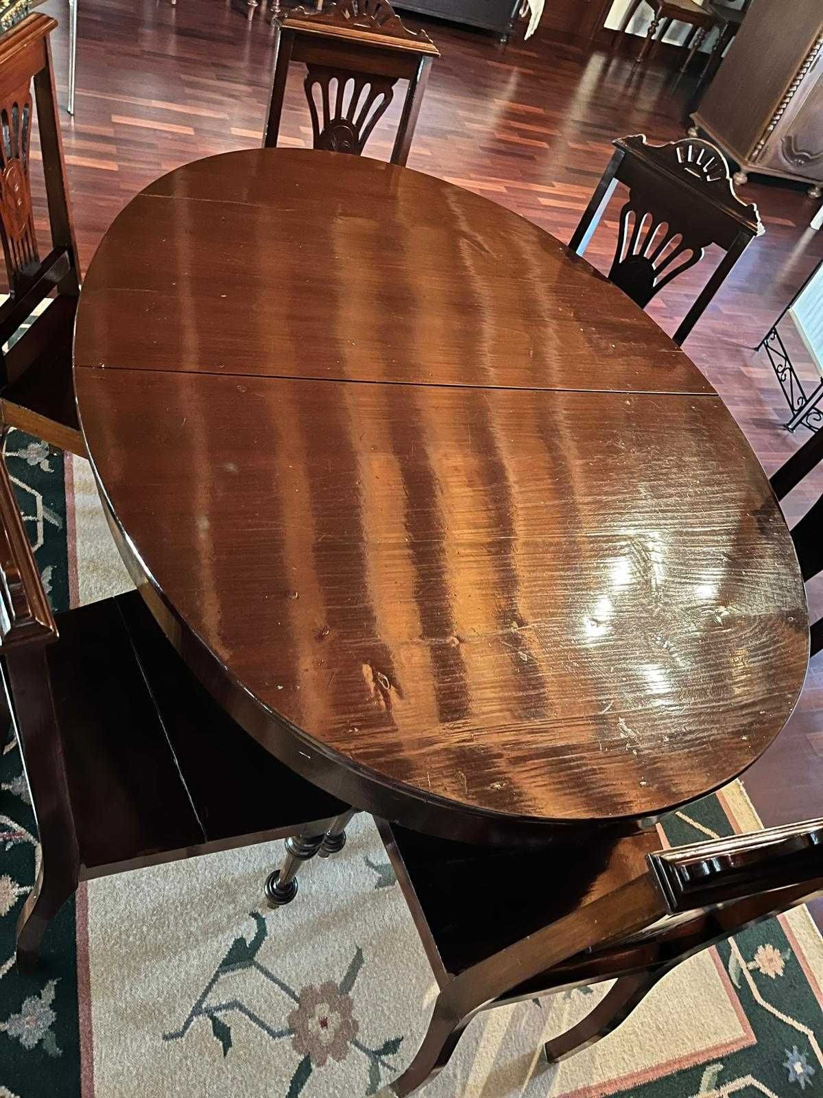 Conjunto de mesa e cadeira de madeira