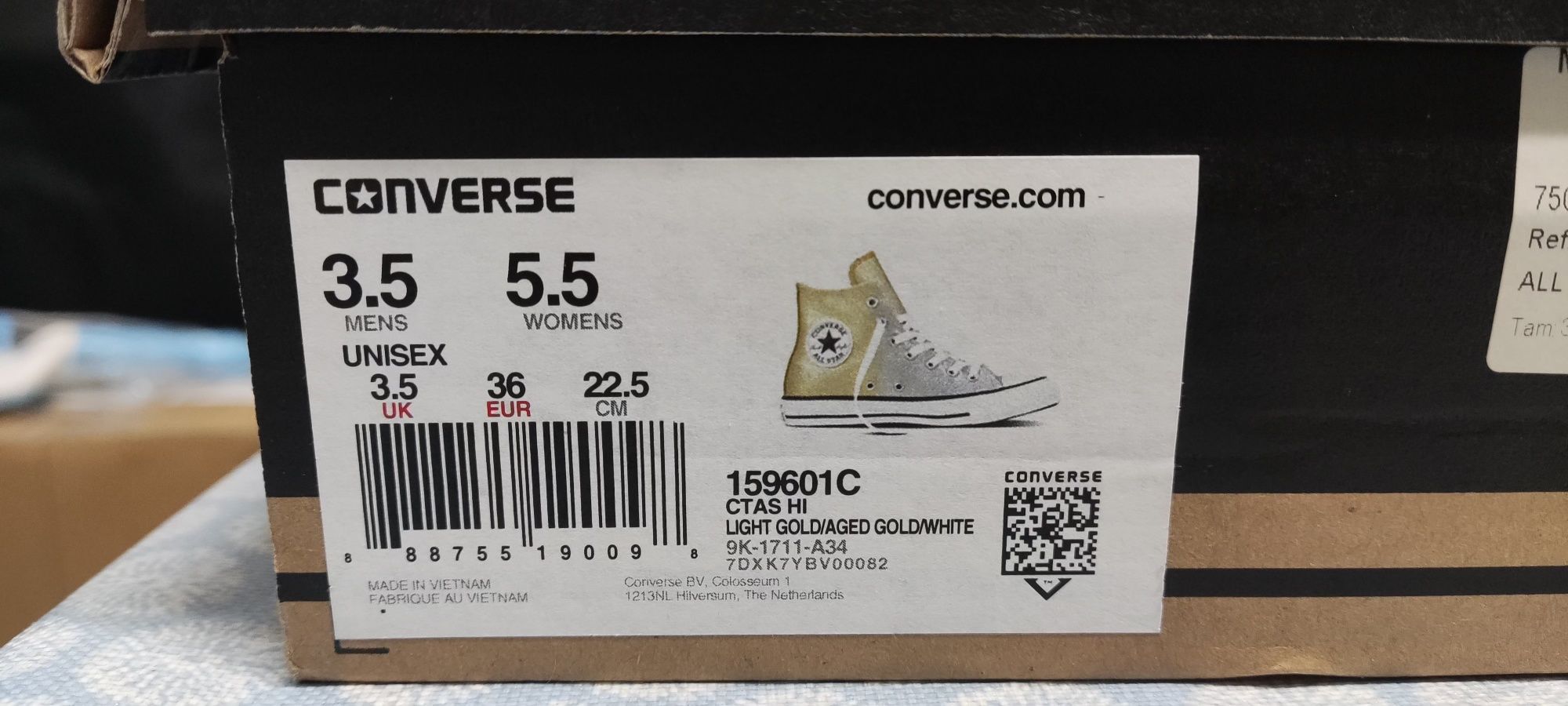 Converse bota dourado.