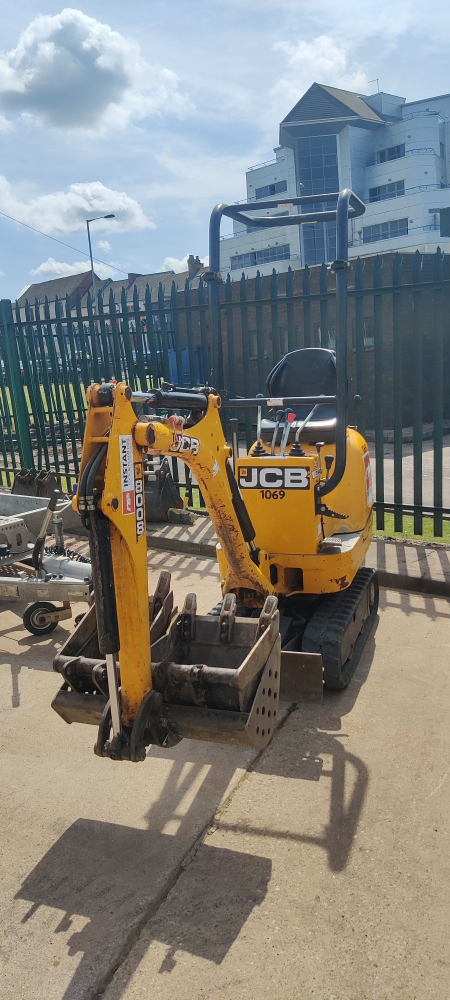 Minikoparka JCB 8008