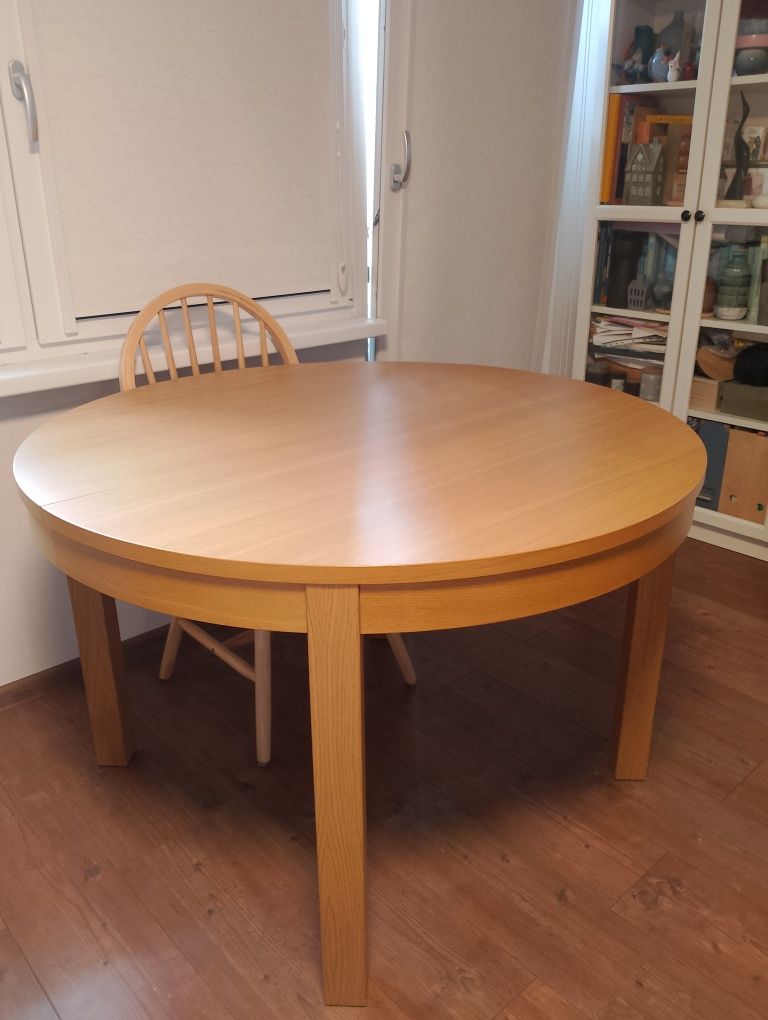 Stół okrągły rozkładany z IKEA.