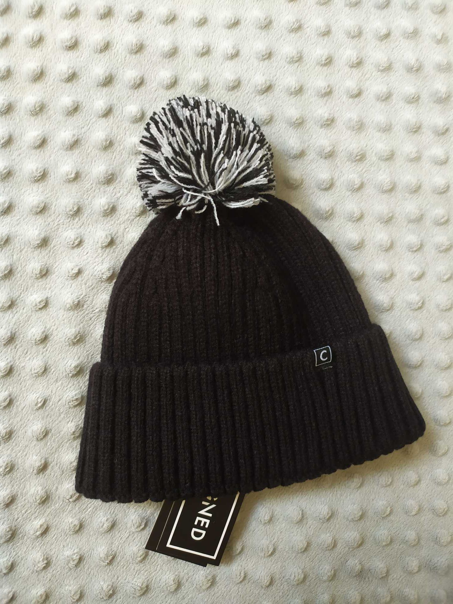 Consigned czarna czapka beanie z pomponem