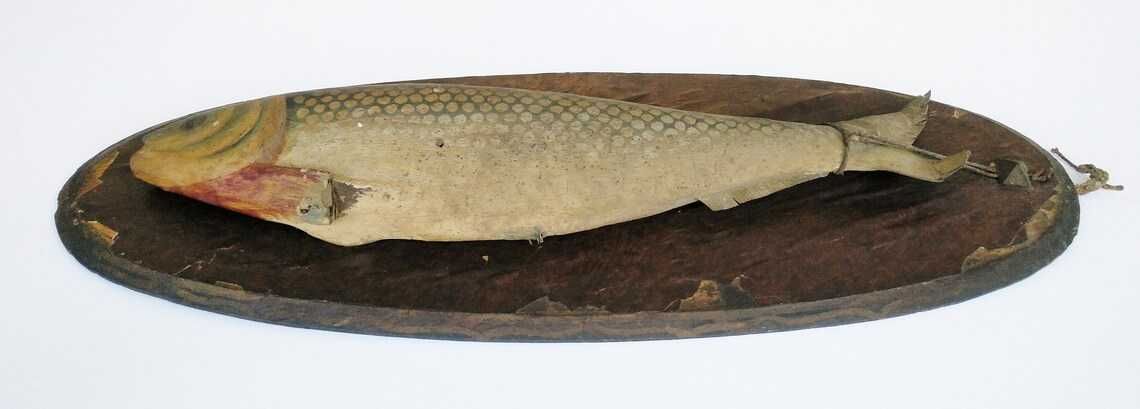 Antigo troféu de pesca em pasta de papel