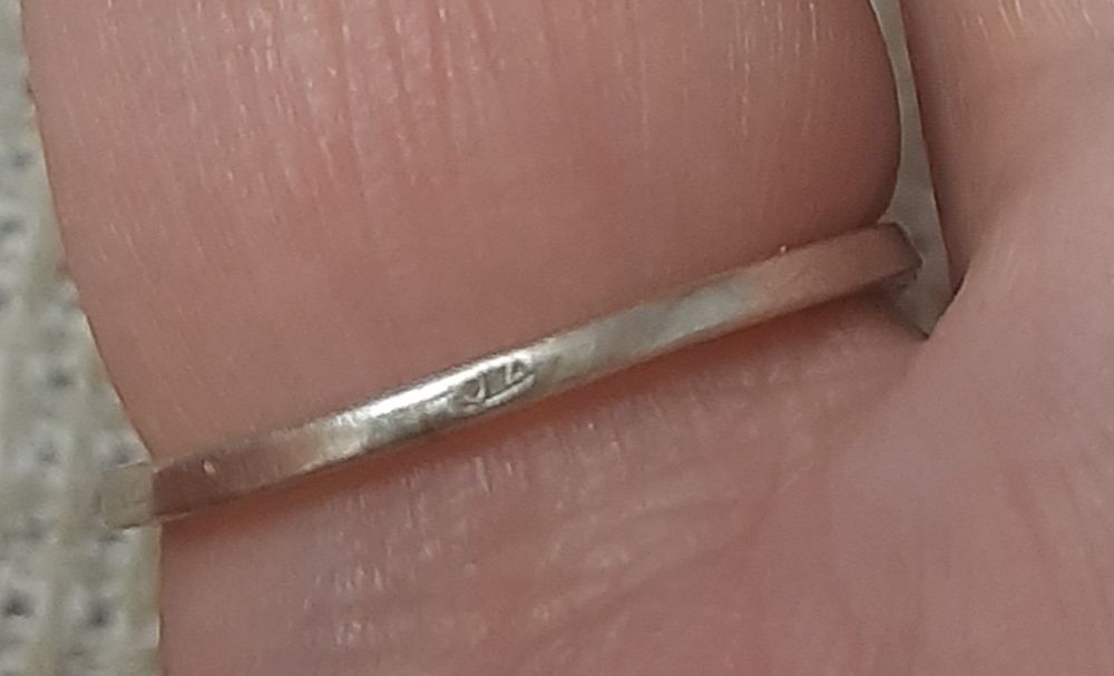 Stary srebrny pierścionek z bursztynem. Rozm. 18