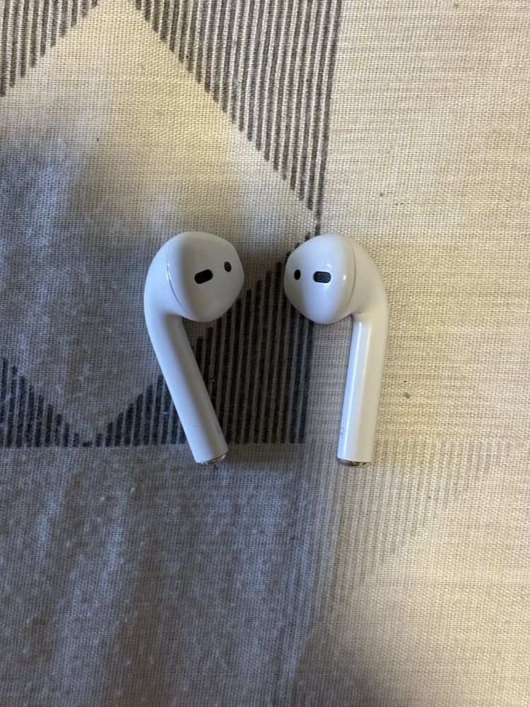 AirPods em bom estado com capa de proteção