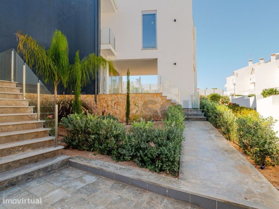 Moradia independente Luxo T5 com garagem e piscina em Lagos