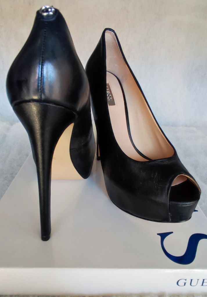 Sapatos de salto alto da Guess t-38