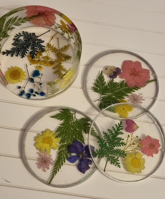 Komplet czterech podstawek z organizerem