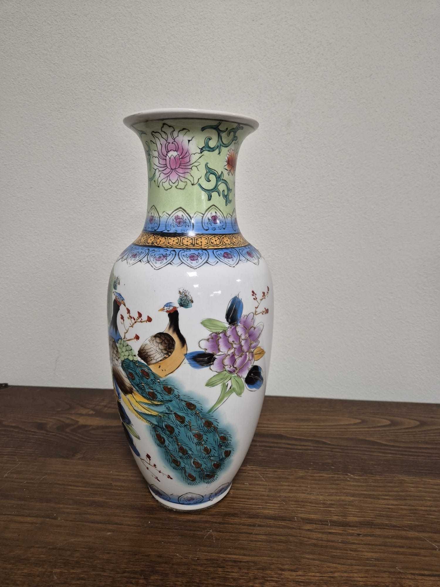 Jarrão Oriental em Porcelana com Pavão
