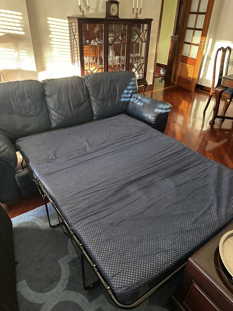 Sofá-cama de pele azul escuro
