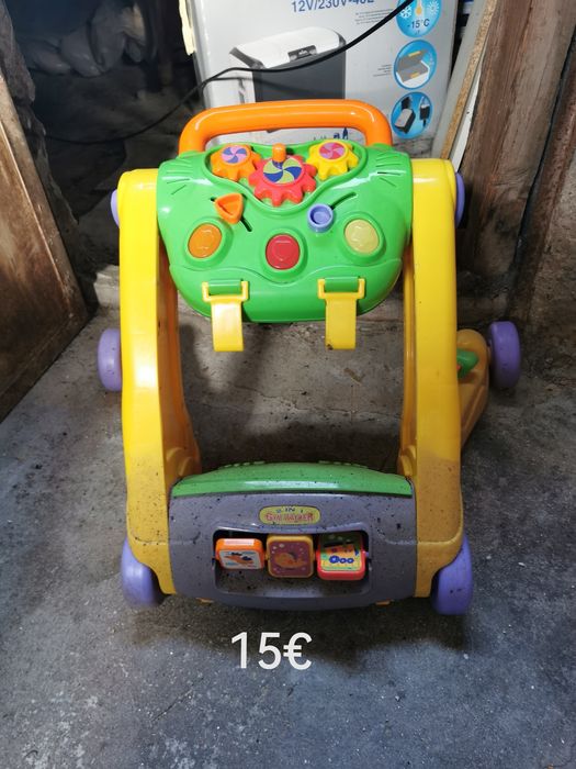 brinquedos de bebé e cadeira de refeição