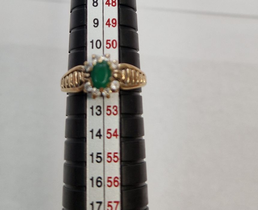 Piękny pierścionek z zielonym oczkiem i cyrkoniami używany PR 585 rozm