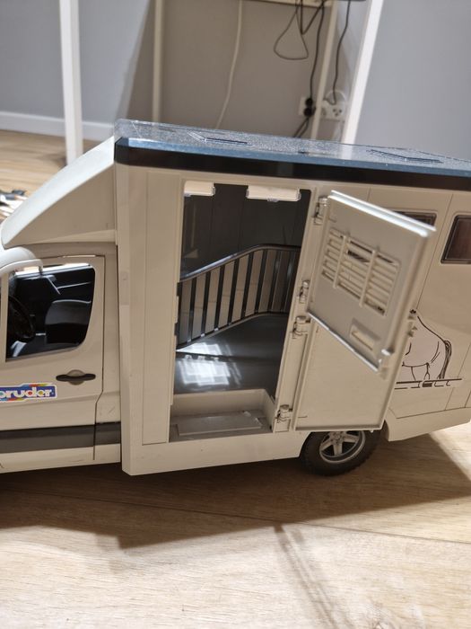 Zestaw koni Schleich plus samochód