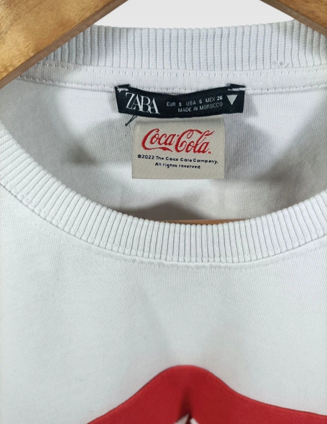 Crop Top Zara x Coca-Cola – Wyjątkowy Design z Limitowanej Kolekcji!