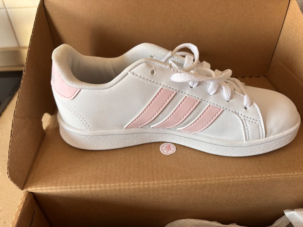 Adidas kids em branco e rosa