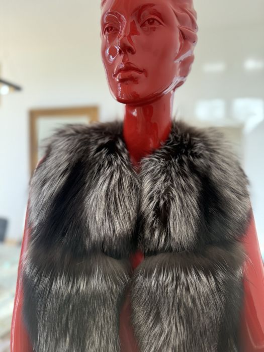 Kamizelka z naturalnego futra srebrnego lisa. Modny fason, stan bd.