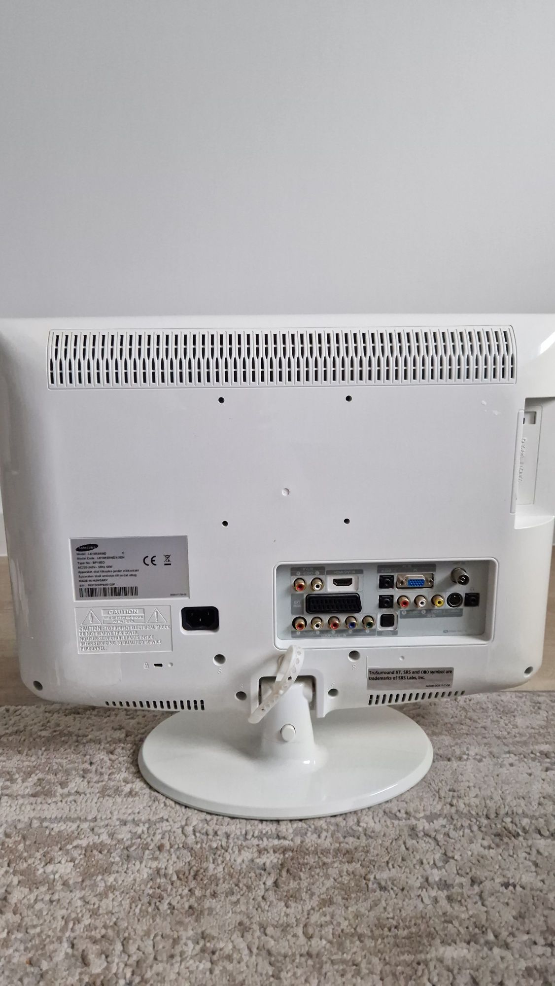 Telewizor LCD Samsung 19 cali, zadbany, biały, DVB