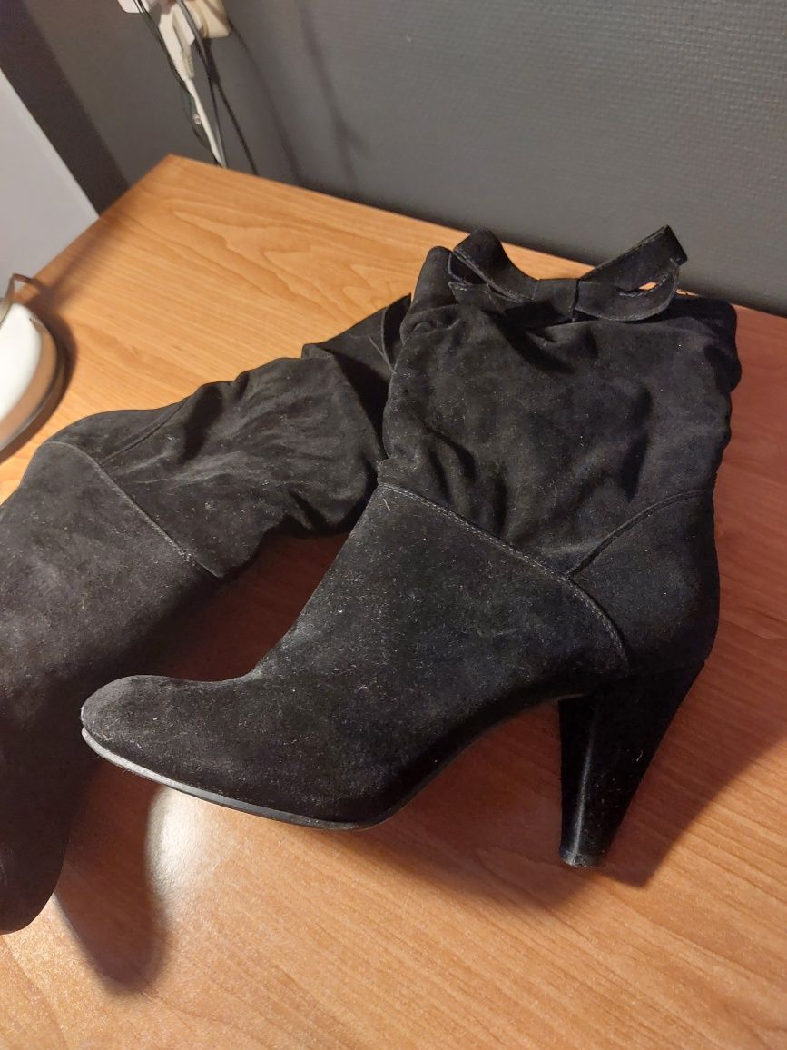 Buty z zamszu naturalnego na obcasie