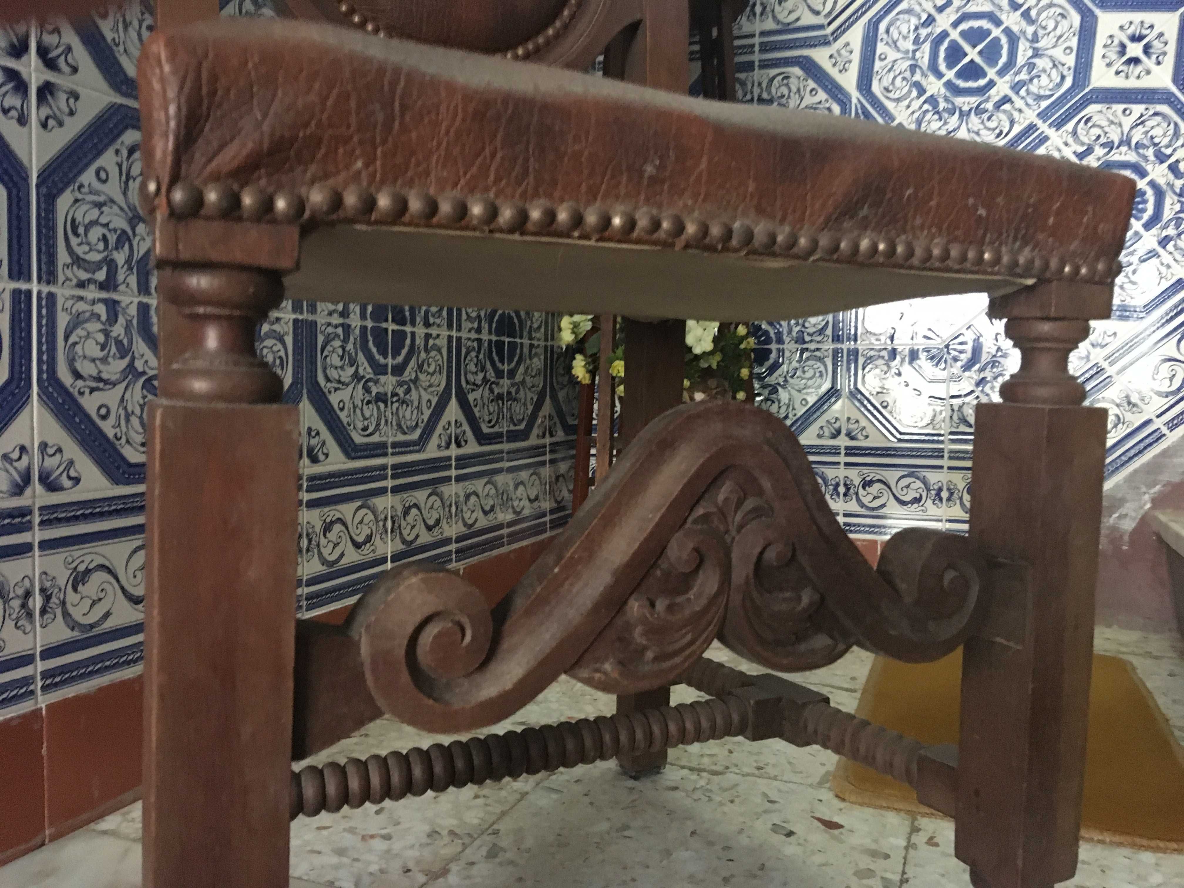 Mesa de estilo e 6 cadeiras.