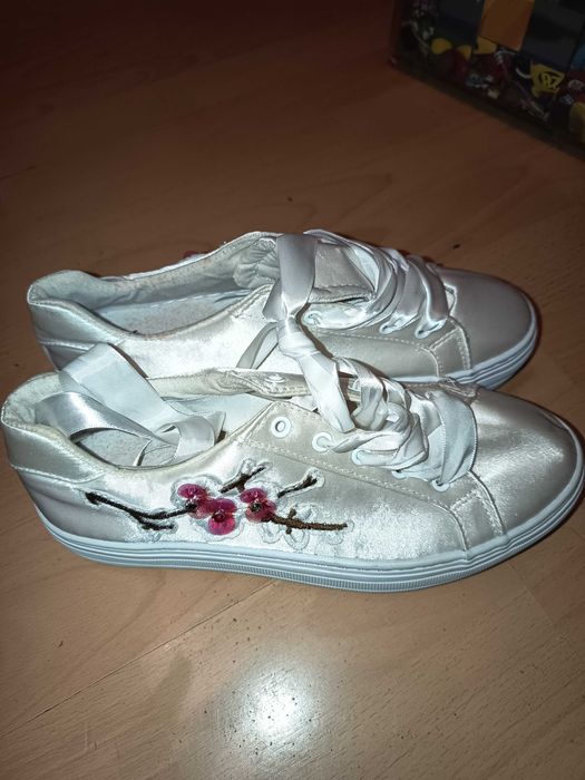 Nowe buty Graceland