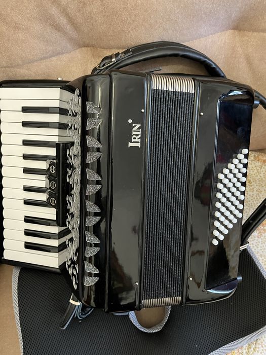 Vendo acordeão de 48 baixos.