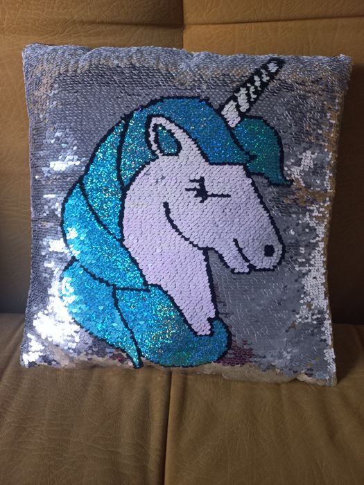 Almofada ,com figura do unicornio, toda em lantejoulas. Impecável.
