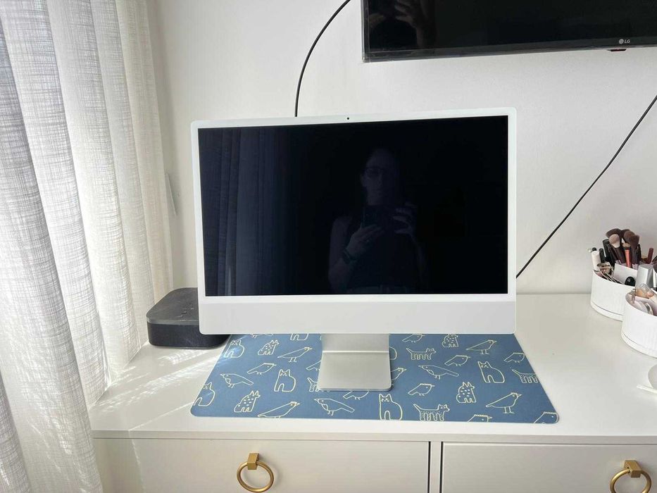 iMac prateado de 24 polegadas com o processador M1 da Apple