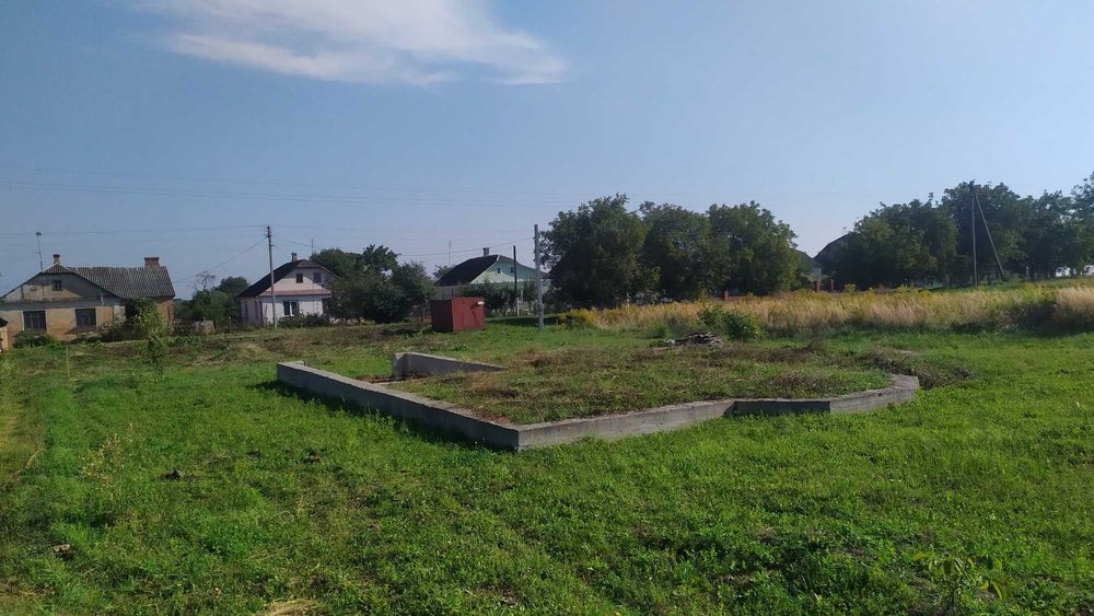 Земельна ділянка з фундаментом, є вода та електрика