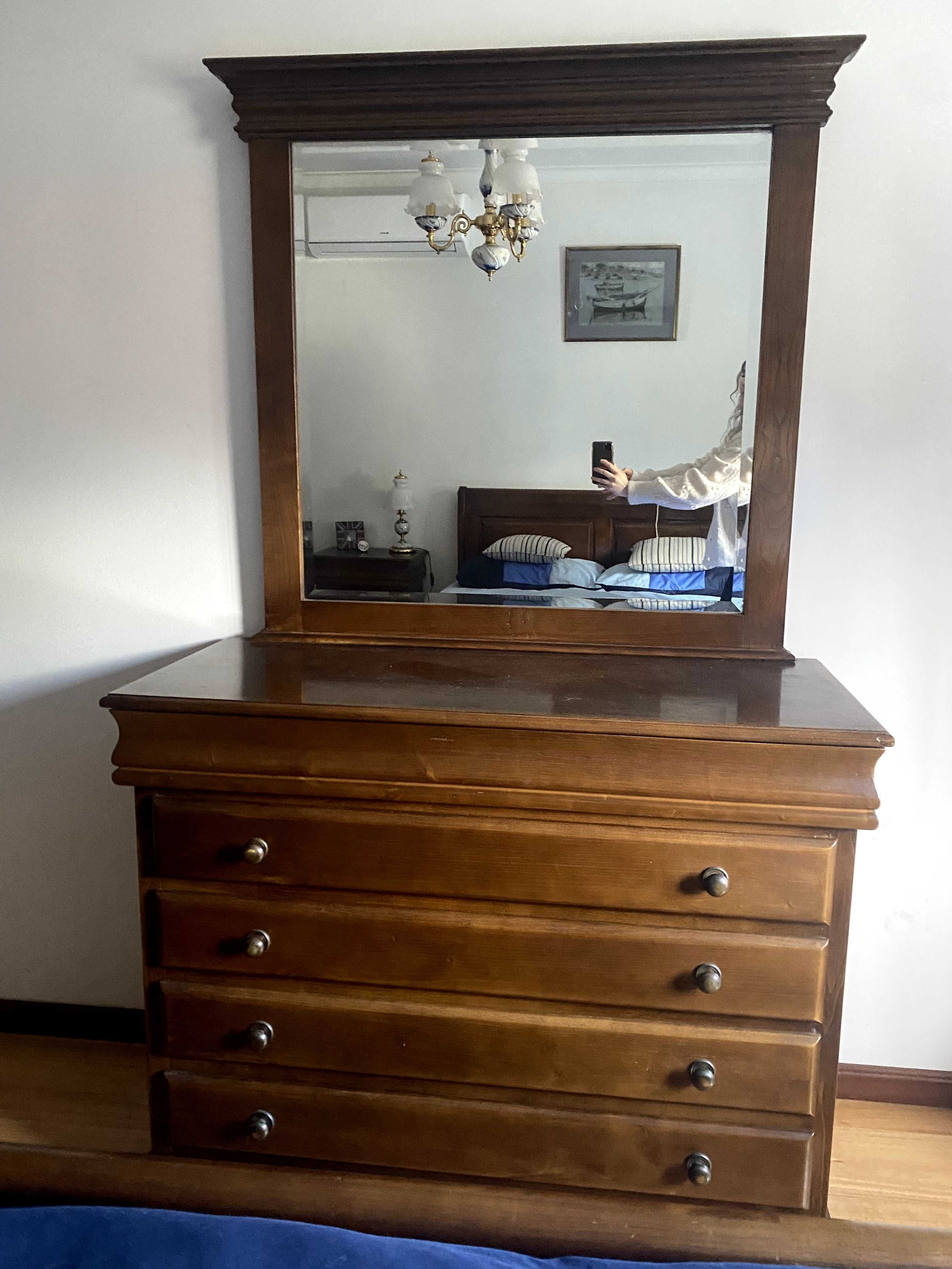 Conjunto Mobiliário Clássico em Madeira de Qualidade para Quarto