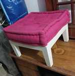 Banqueta pequena branca com almofada rosa