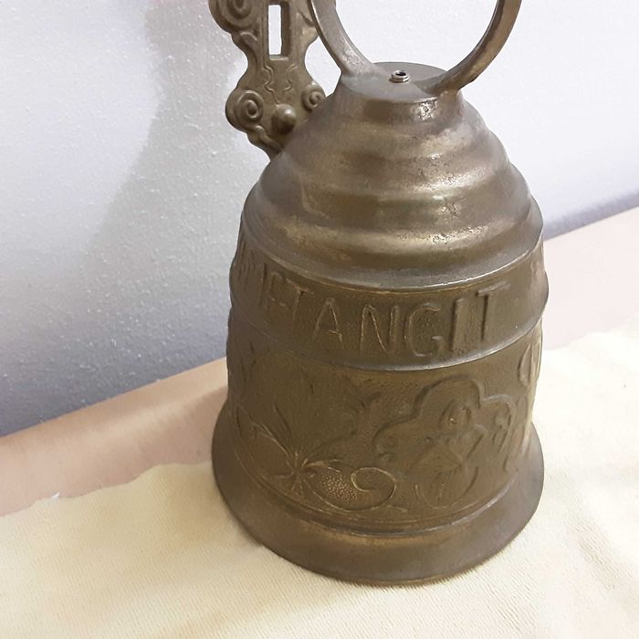 Dzwonek mosiężny na drzwi do domu stary