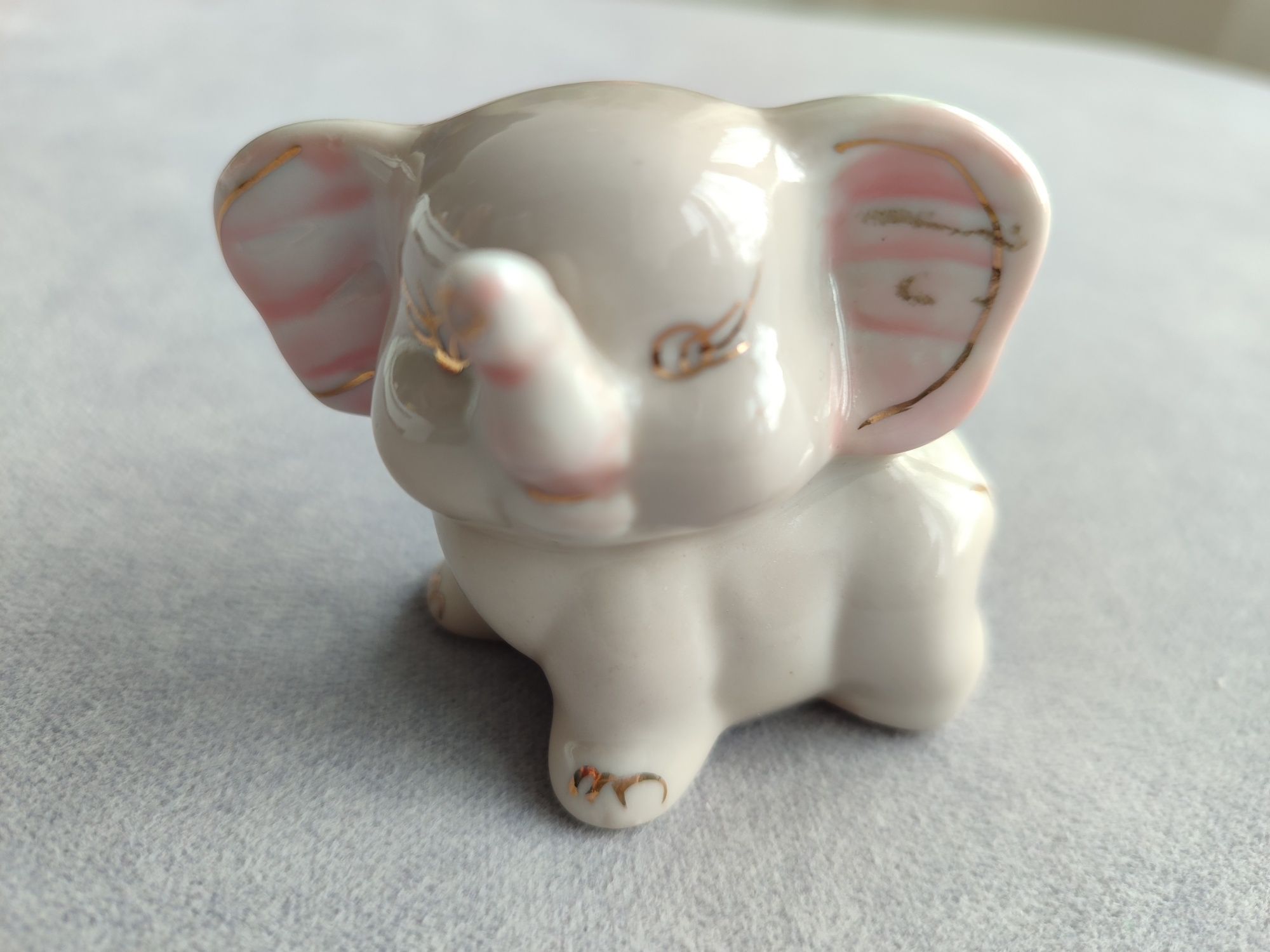 Figurka mały beżowy porcelanowy słonik z różowymi uszami