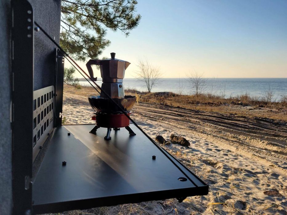 Toyota FJ Cruiser столик відкидний на задню дверку.