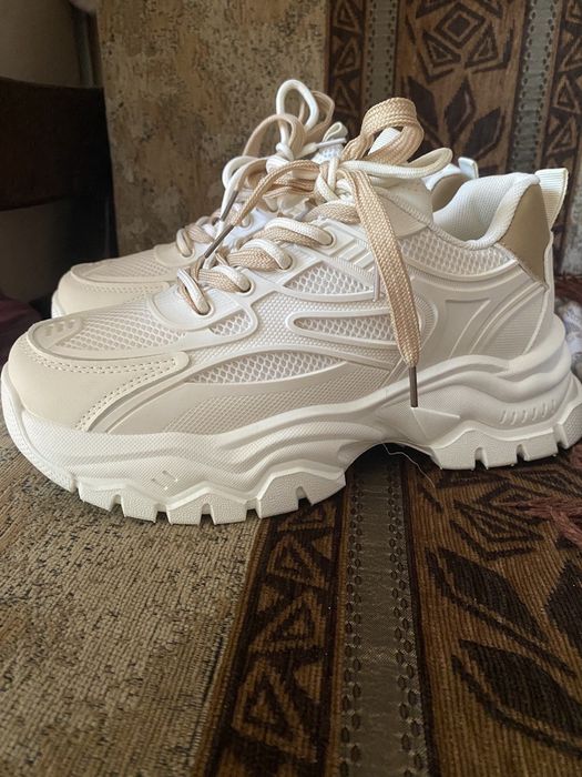 Кросівки спортивне взуття жіноче 38 розмір