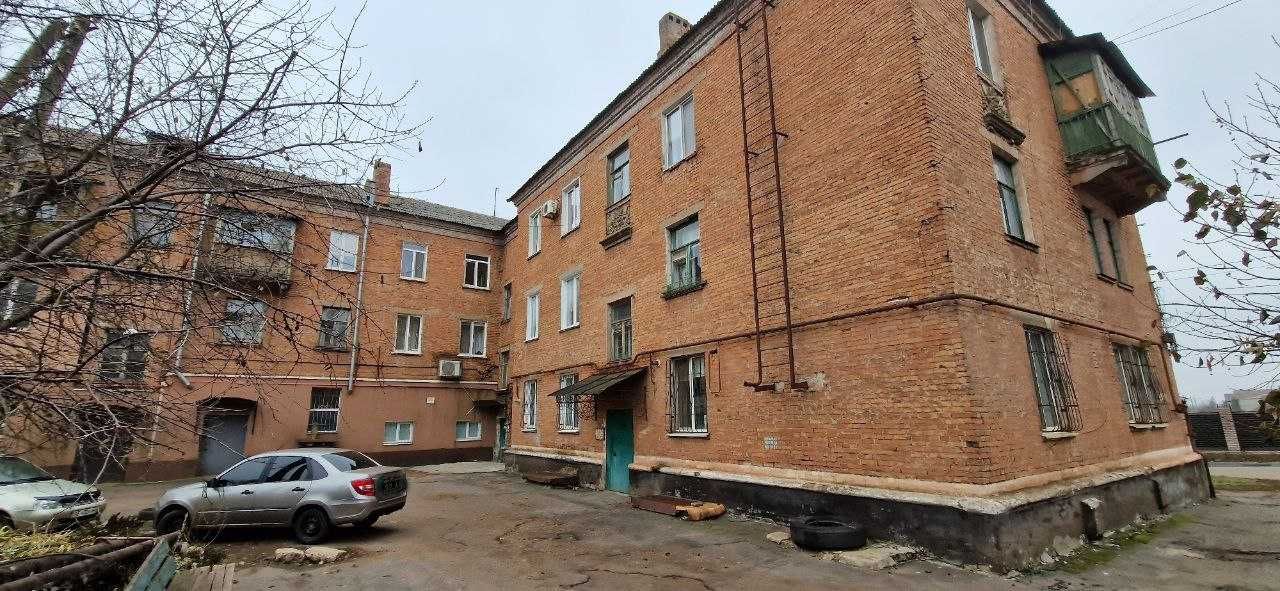 Продається трикімнатна квартира сталінка у гідному стані.