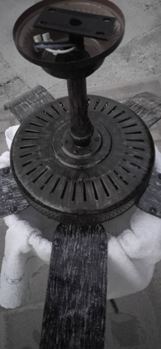 Ventoinha de teto com 4 luzes