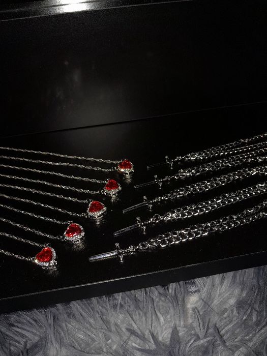 Парні кулони в подарунковій коробочці серце з мечем