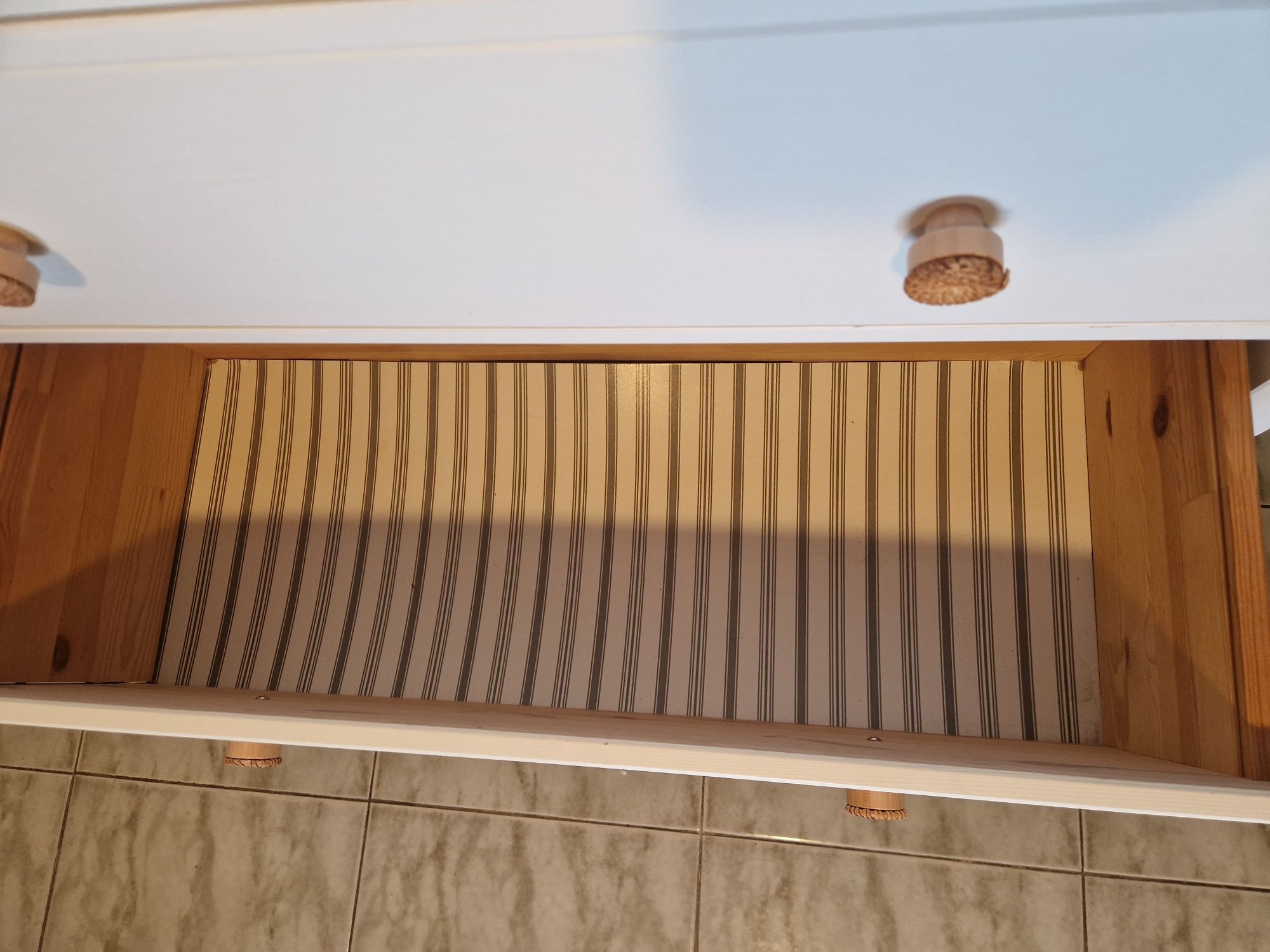 Vitrina com 3 gavetas com velatura branca, gama Hemnes IKEA