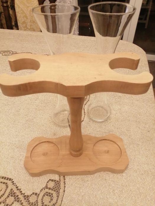 Wazony w drewnianej oprawie.