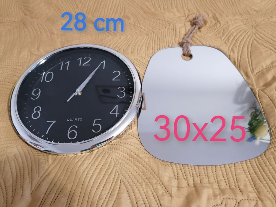 Stuknięty zegar i lustro, które się powiesiło