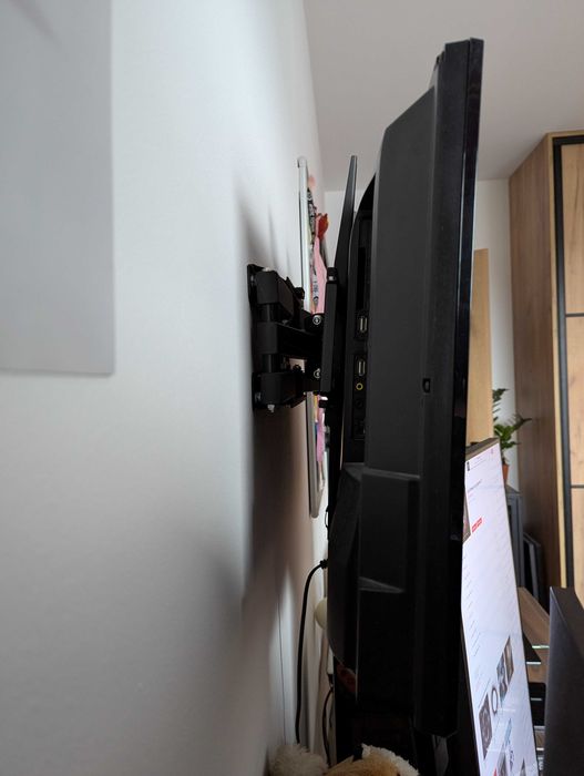 Telewizor 32 cale FHD Toshiba z uchwytem ściennym