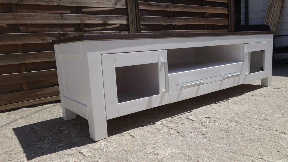 Biała drewniana szafka RTV niska solidna