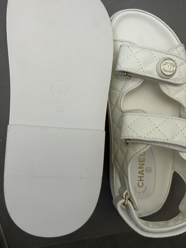 Sandálias Chanel brancas