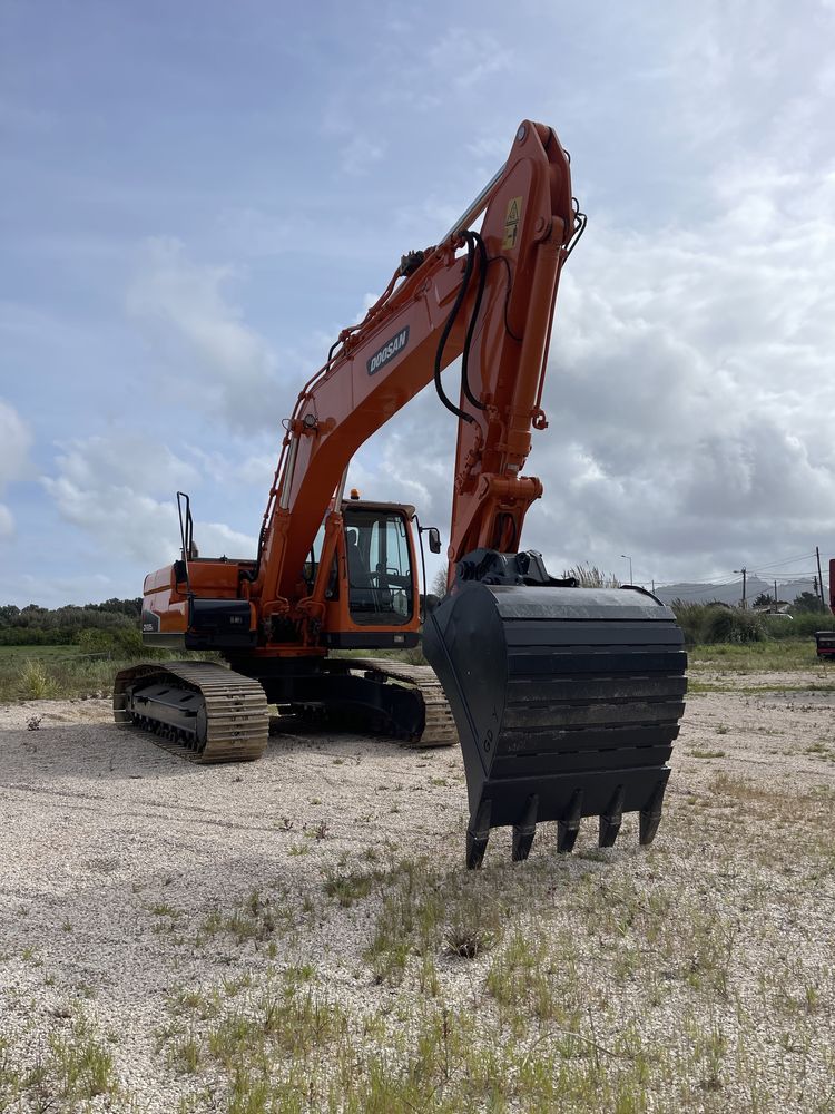 Escavadora / Giratoria Doosan 225 com 3 baldes e ripper Novos