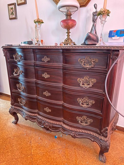 Cômoda estilo Luís XV bombé em madeira entalhada com ferragens antigas